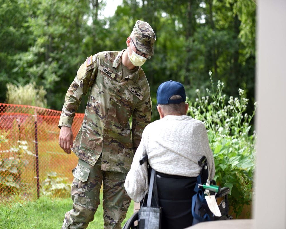 Image of MING Soldier Assists Veteran